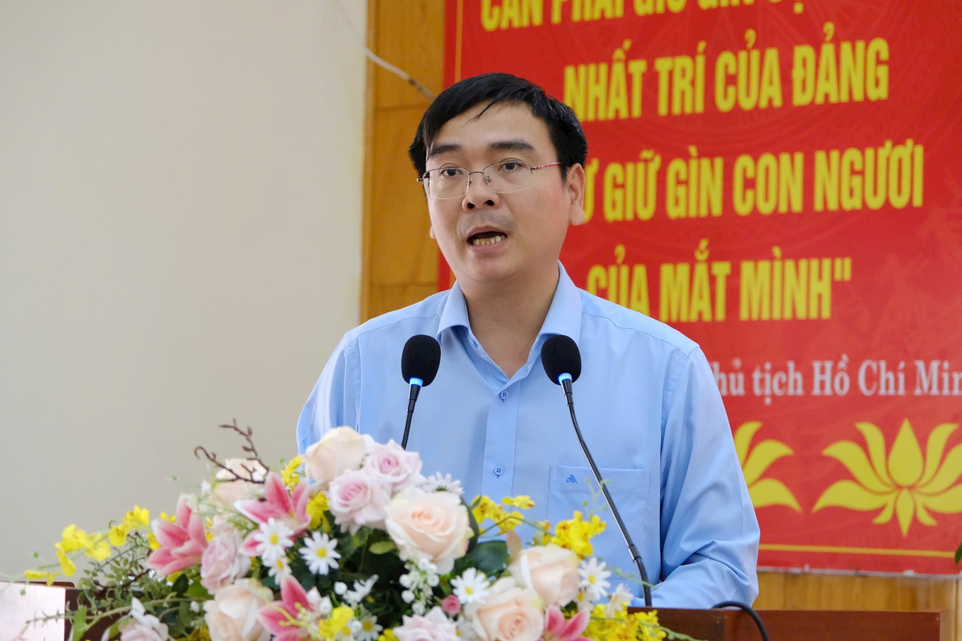 សមមិត្ត Truong Van Sang ប្រធានគណៈកម្មាធិការប្រជាជនឃុំ Dam Rong 2 បានពន្យល់អំពីអនុសាសន៍ក្រោមអំណាចរបស់គាត់។