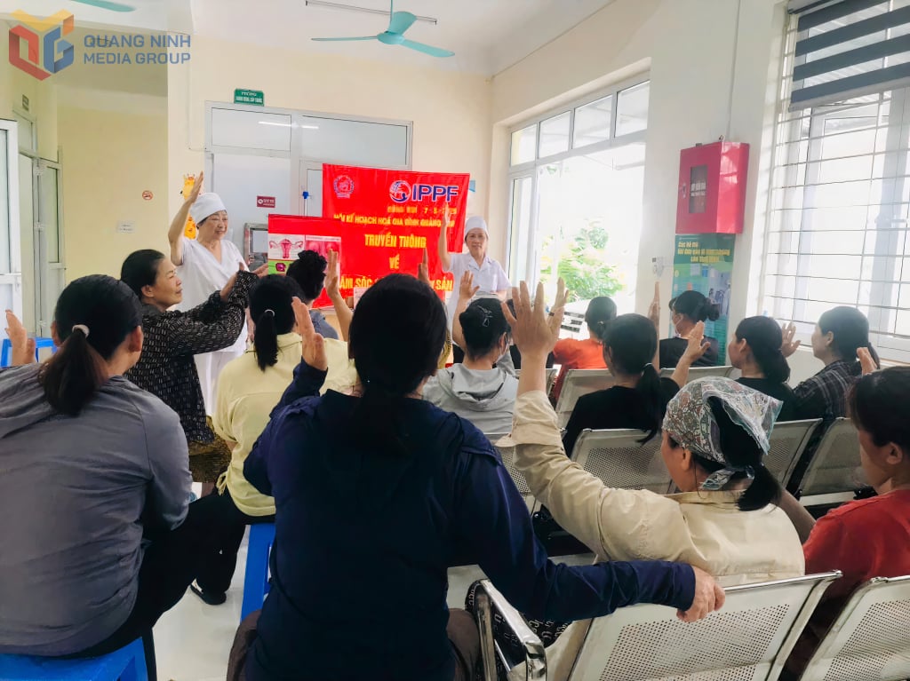 Hoạt động truyền thông về SKSS-KHHGĐ tại các xã của Hội KHHGĐ tỉnh luôn nhận được sự tham gia đông đảo của người dân.