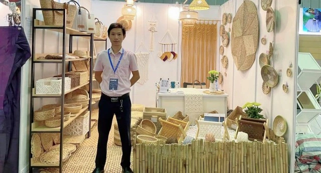IT engineer gives new look to water hyacinth, million dollar revenue every year