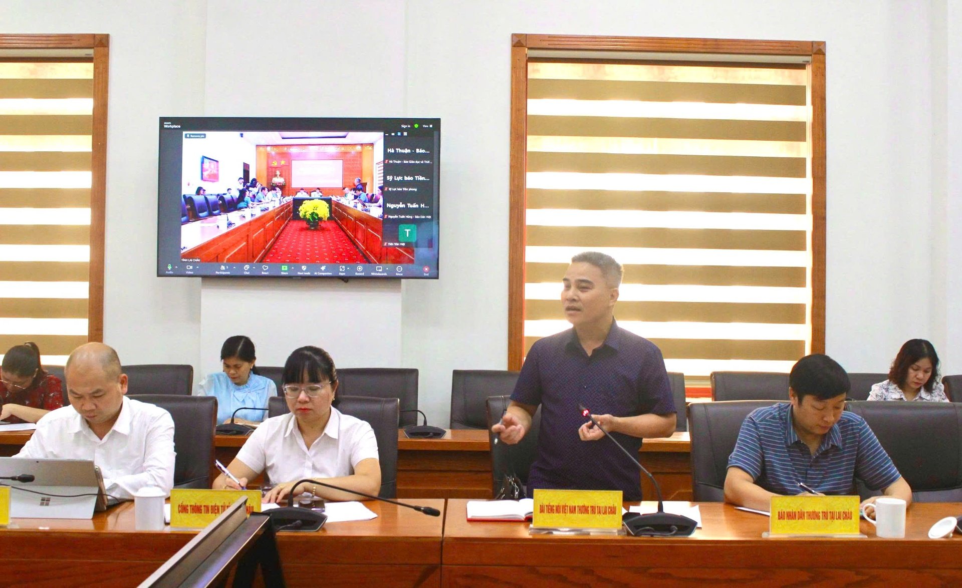 Đại diện phóng viên Đài Tiếng nói Việt Nam thường trú tại Lai Châu phát biểu ý kiến.  