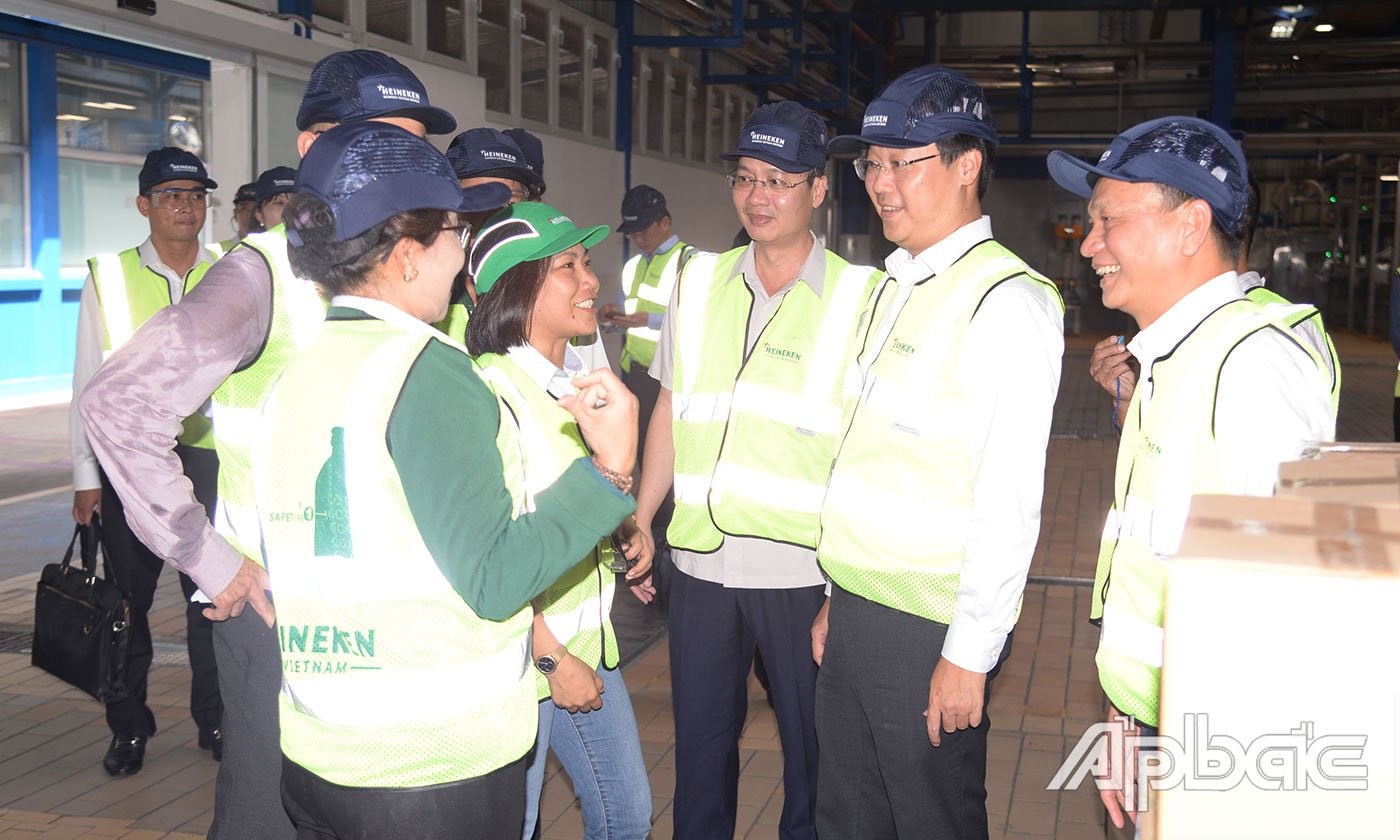 Lãnh đạo tỉnh tham quan nhà máy của Công ty TNHH Nhà máy Bia Heineken Việt Nam - Tiền Giang.