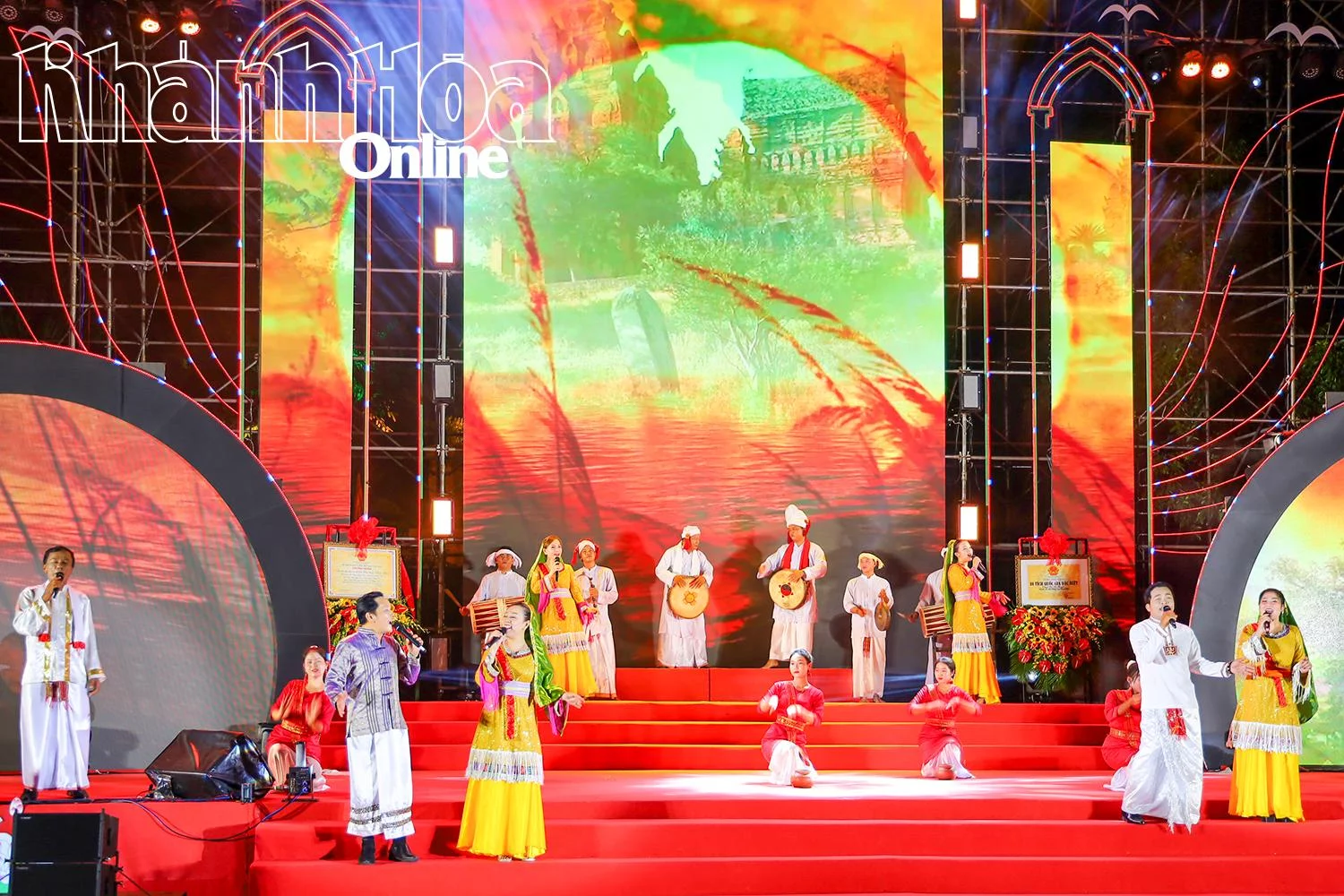 សិល្បករ​មក​ពី​មហោស្រព​សិល្បៈ​ប្រពៃណី​សម្តែង​ក្នុង​កម្មវិធី​សិល្បៈ​មួយ​ដែល​ប្រារព្ធ​ឡើង​នៅ​ទីតាំង​វត្ថុ​បុរាណ​ជាតិ​ពិសេស​ប៉ោណាហ្គា។