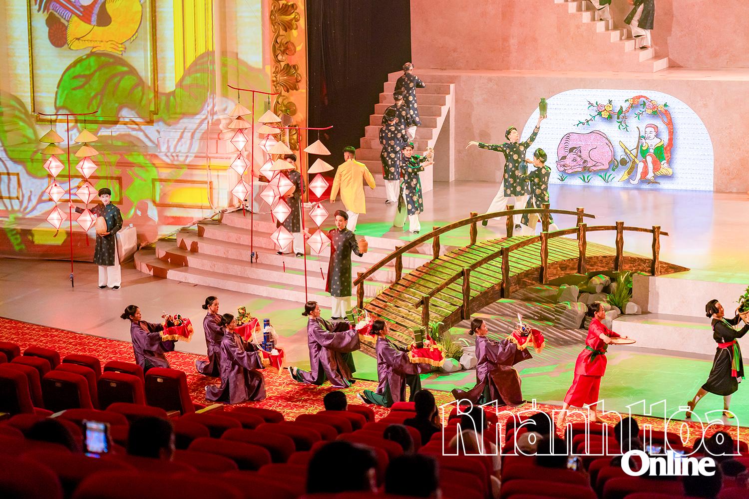 ភ្ញៀវទស្សនាកម្មវិធី  ប្រទេសវៀតណាម  សិល្បៈផ្សេងៗគ្នា។