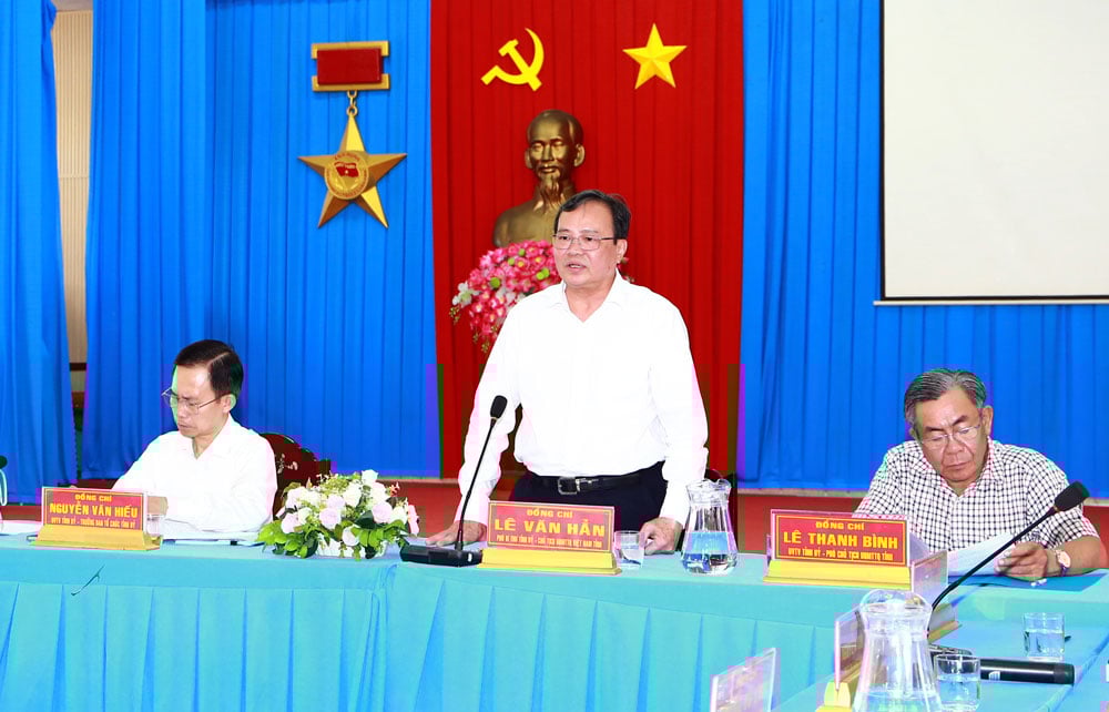Đồng chí Lê Văn Hẳn- Phó Bí thư Tỉnh ủy, Chủ tịch Ủy ban MTTQ Việt Nam tỉnh phát biểu chỉ đạo tại buổi làm việc.