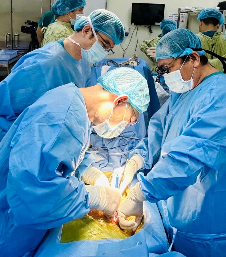 Kỳ tích từ lòng nhân ái: Hai người bệnh trẻ được 'sống thêm lần nữa' sau ghép thận - Ảnh 1.