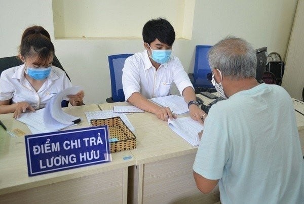 Chi trả lương hưu, trợ cấp cho người hưởng.