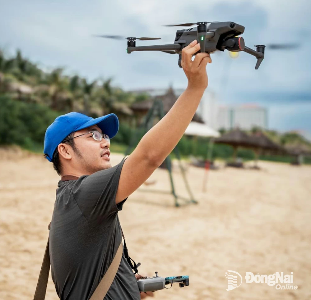 Quốc Hưng dùng flycam chụp cá voi trên biển.