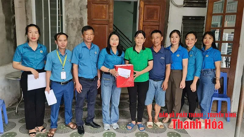 កម្មករ មន្ត្រីរាជការ និង​កម្មករ​ប្រកួត​គ្នា​ធ្វើ​តាម​ការ​បង្រៀន​របស់​លោក​ពូ។