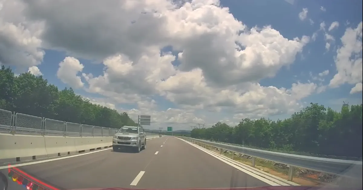 “Quái xế” chạy ngược chiều trên cao tốc Bùng - Vạn Ninh