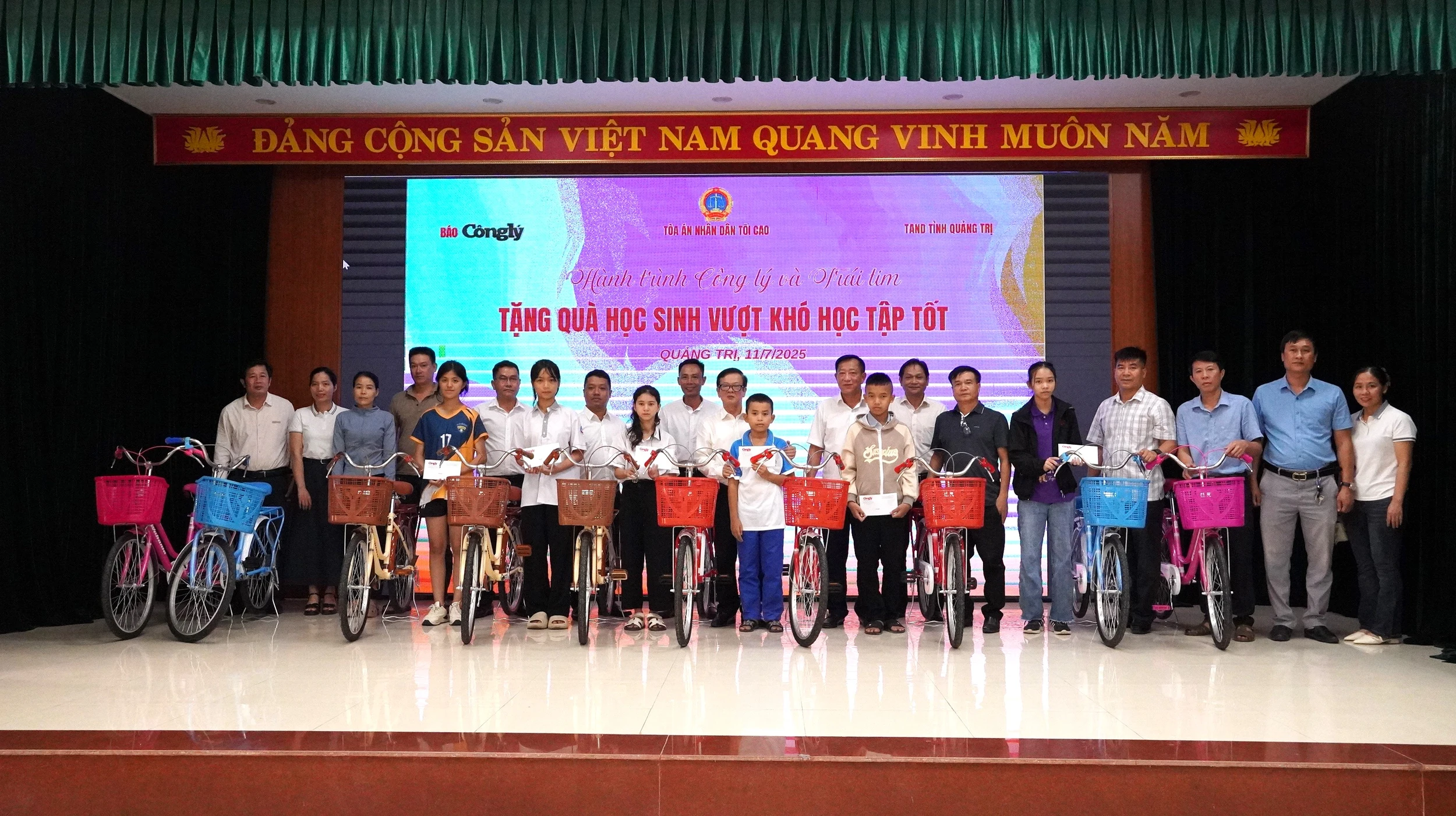 Tặng quà cho học sinh vượt khó học tập tốt