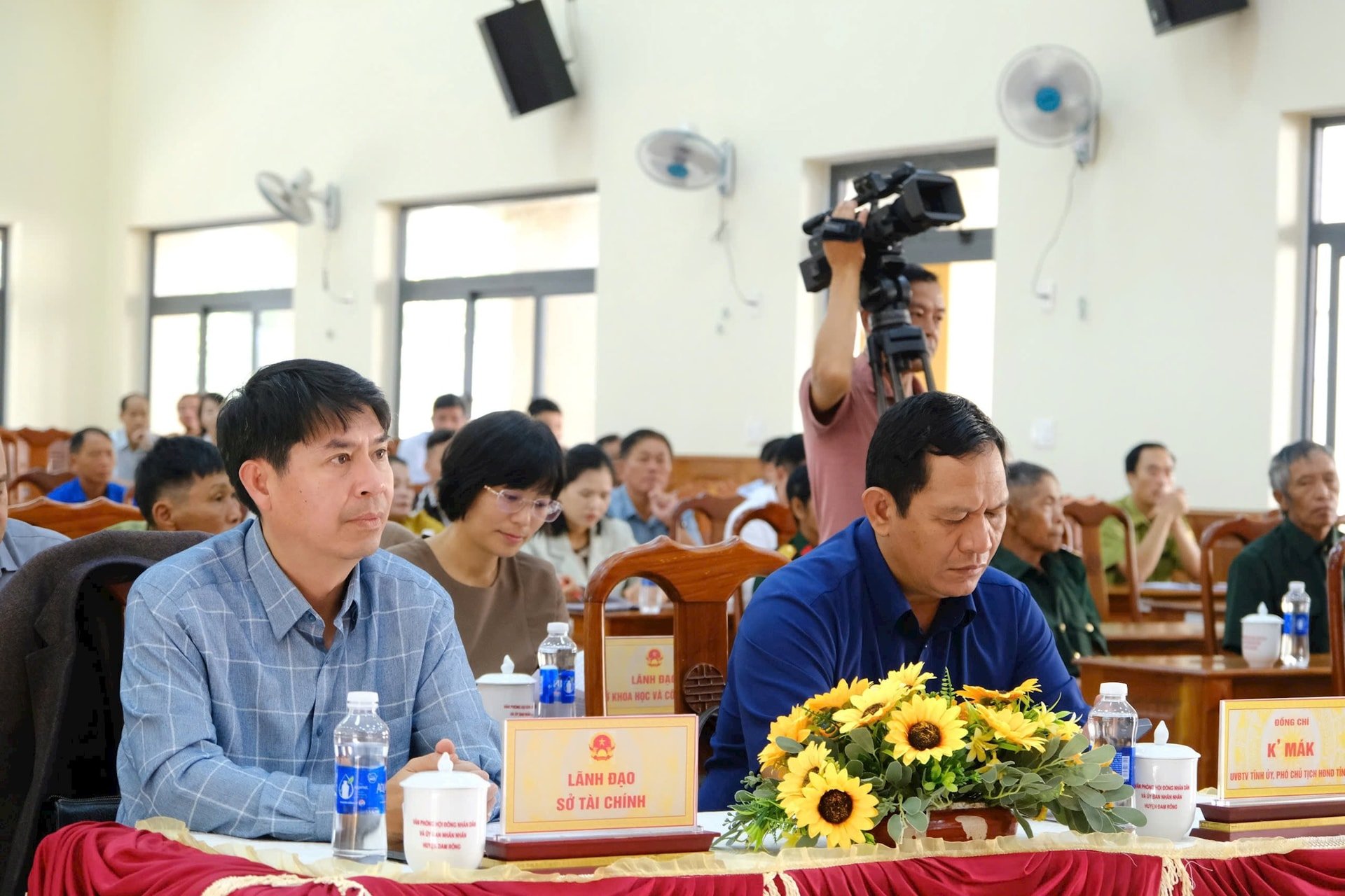 ២.សមមិត្ត កឹម សមាជិកគណៈកម្មាធិការអចិន្ត្រៃយ៍បក្សខេត្ត អនុប្រធានក្រុមប្រឹក្សាប្រជាជនខេត្ត បានចូលរួមកិច្ចប្រជុំ។
