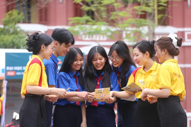 Tư vấn mùa thi giúp học sinh chọn ngành trong thời đại trí tuệ nhân tạo - Ảnh 2.