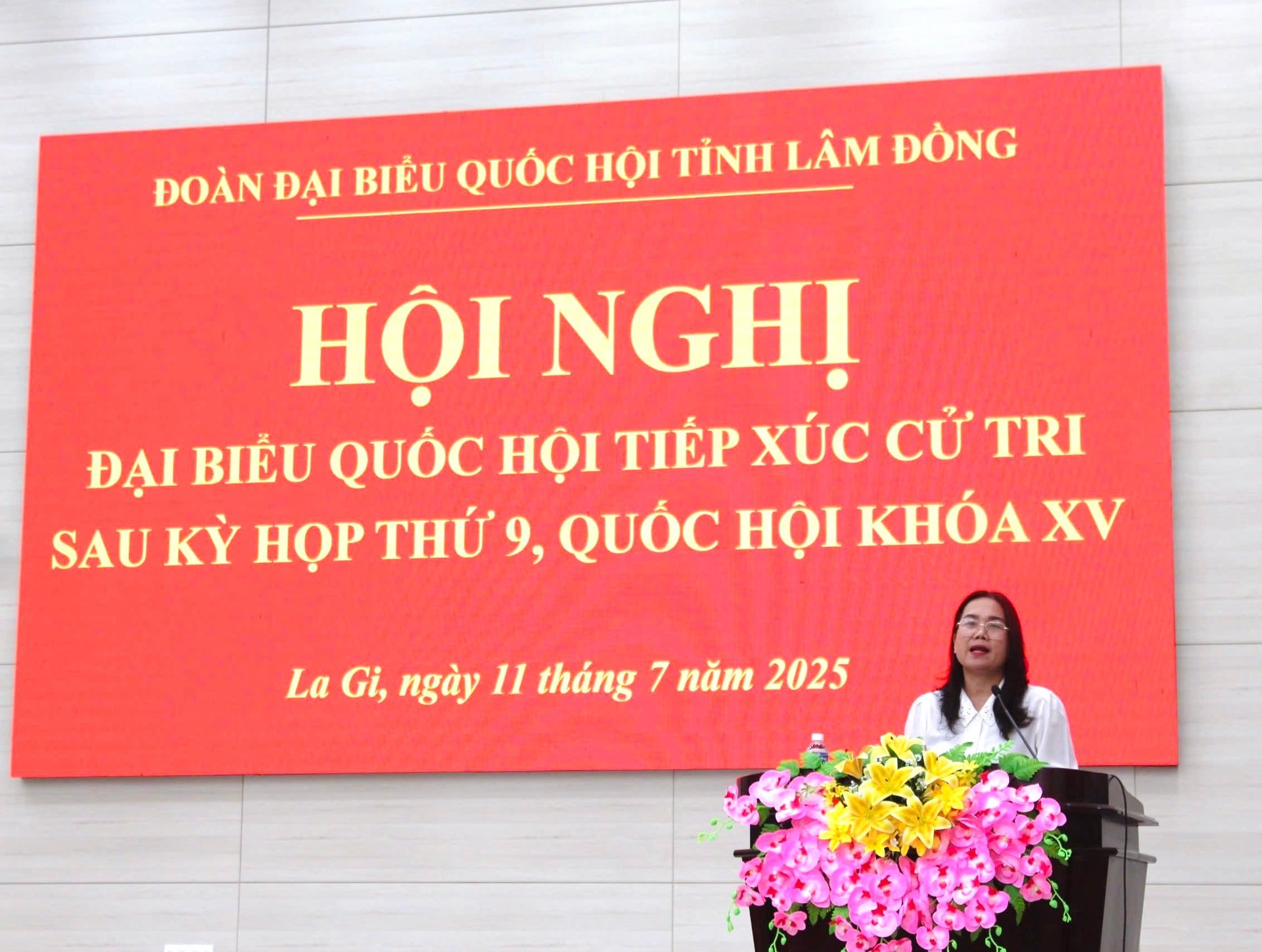 Bà Đặng Thị Hồng Lâm - Chủ tịch UBND phường La Gi trả lời kiến nghị của cử tri