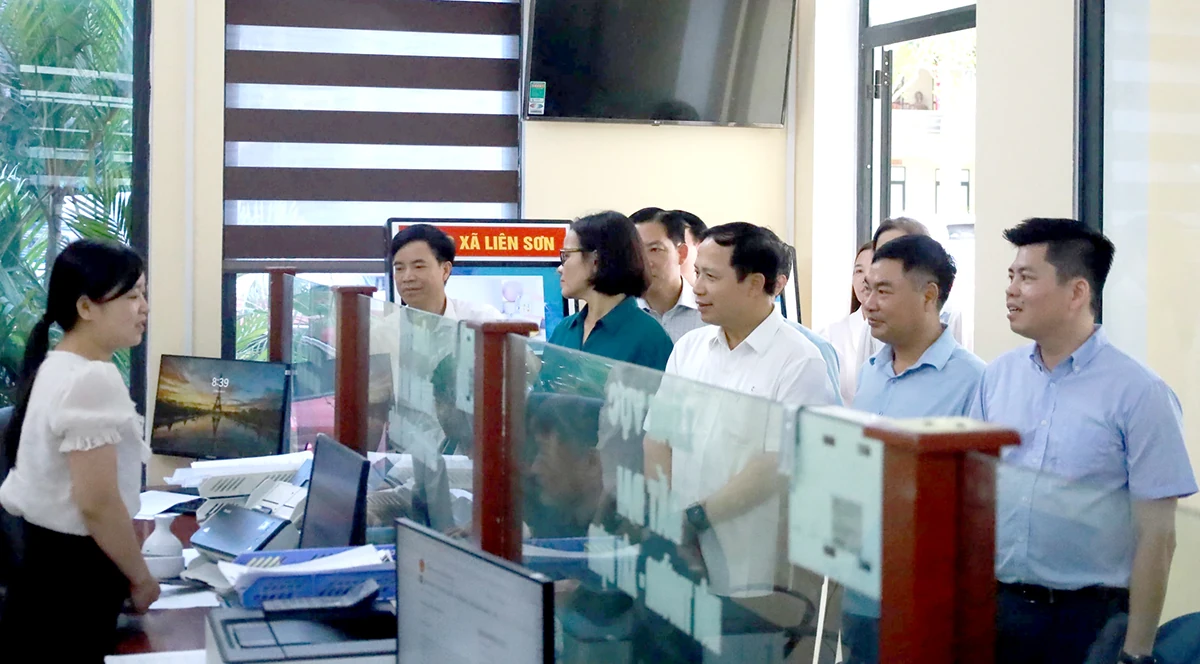 Phó Chủ tịch UBND tỉnh Nguyễn Văn Toàn kiểm tra tình hình hoạt động của chính quyền xã Liên Sơn