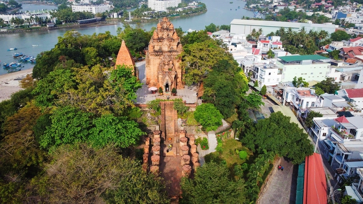 Vinh danh di tích quốc gia đặc biệt Tháp Bà Ponagar Nha Trang - Ảnh 2.