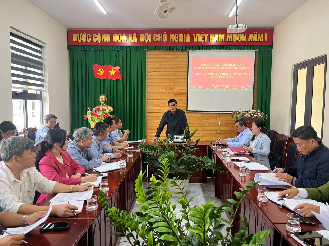 Đồng chí Nguyễn Khắc Bình - Ủy viên Ban Thường vụ, Chánh Văn phòng Tỉnh ủy phát biểu tại buổi làm việc với xã Hiệp Thạnh