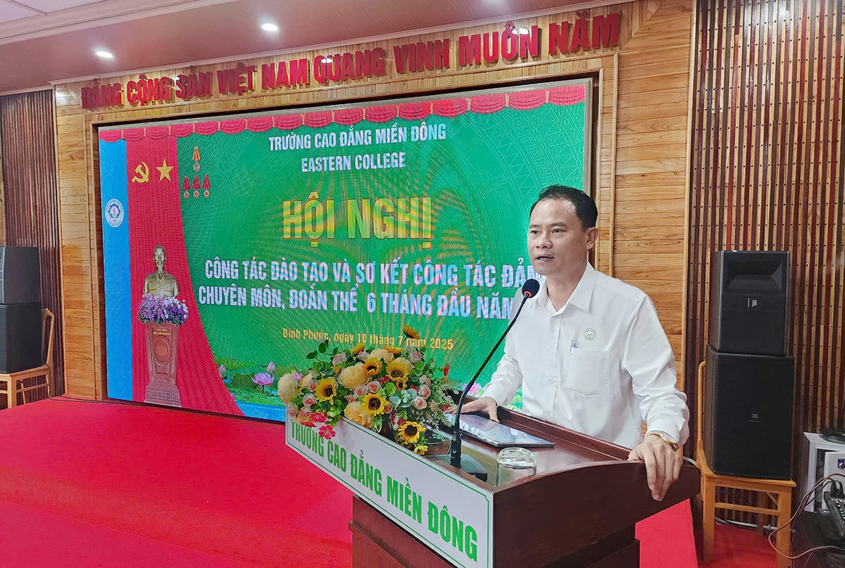 លោកបណ្ឌិត Bui Dinh Ninh នាយកសាលាបានថ្លែងនៅក្នុងសន្និសីទ។ រូបថត៖ ឌុយ ខាញ់