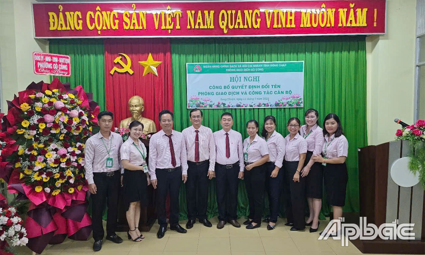 Các đại biểu chụp ảnh lưu niệm.