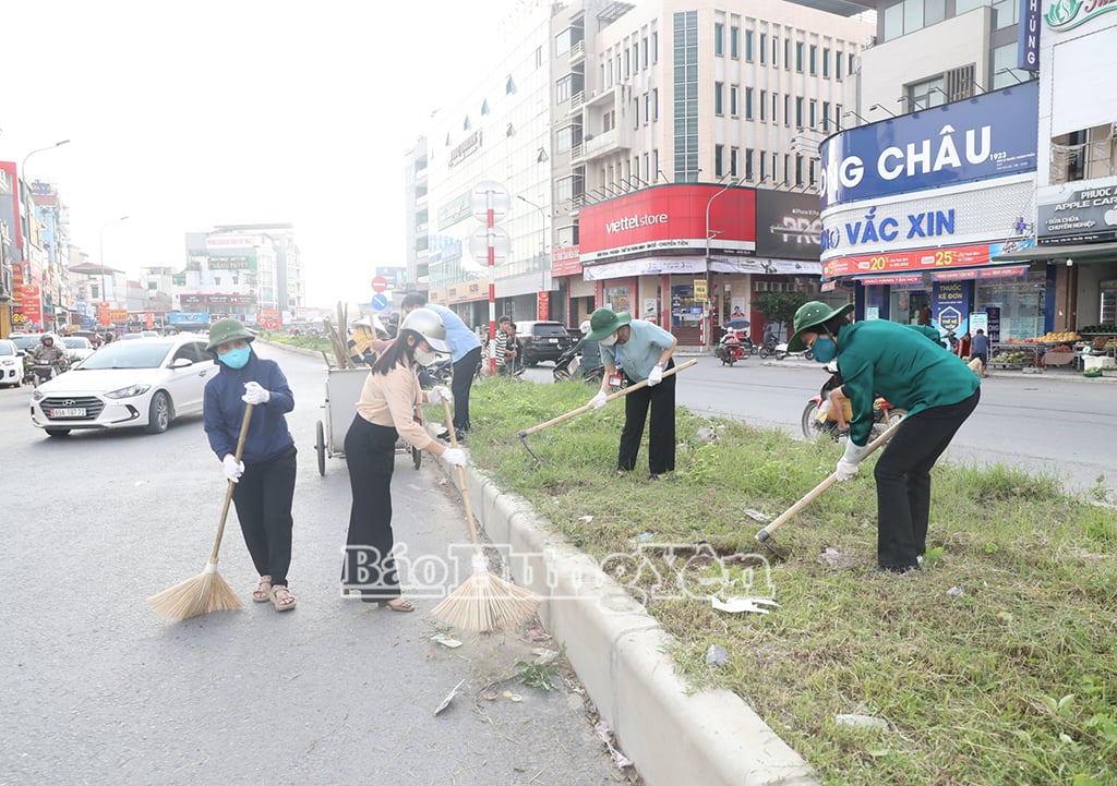 Các đại biểu và người dân tham gia vệ sinh môi trường các tuyến đường trục chính trên địa bàn phường