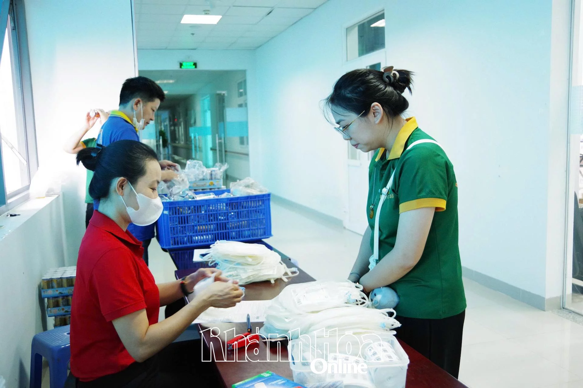 Chuẩn bị các bịch tiếp nhận máu hiến