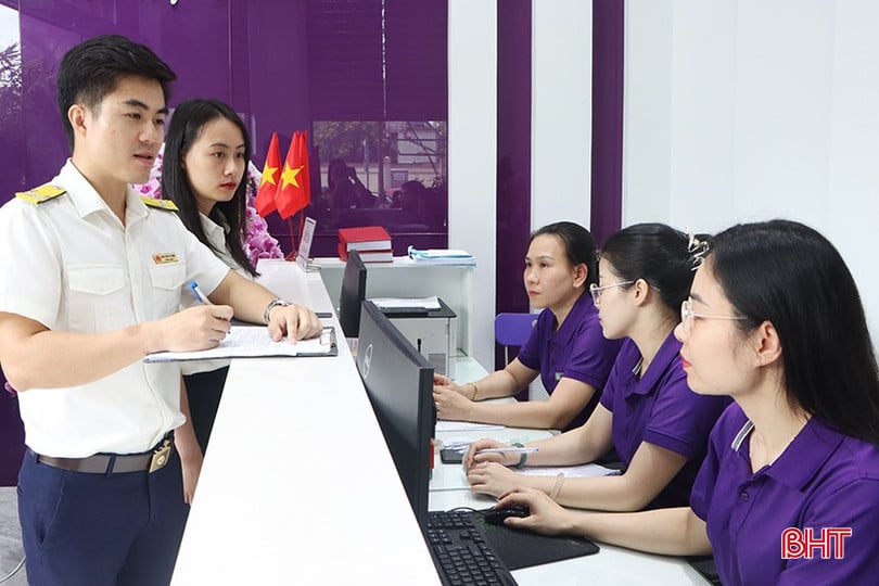 Cán bộ thuế hỗ trợ nhân viên Công ty TNHH Mai Hùng Group các thủ tục kê khai thuế doanh nghiệp.