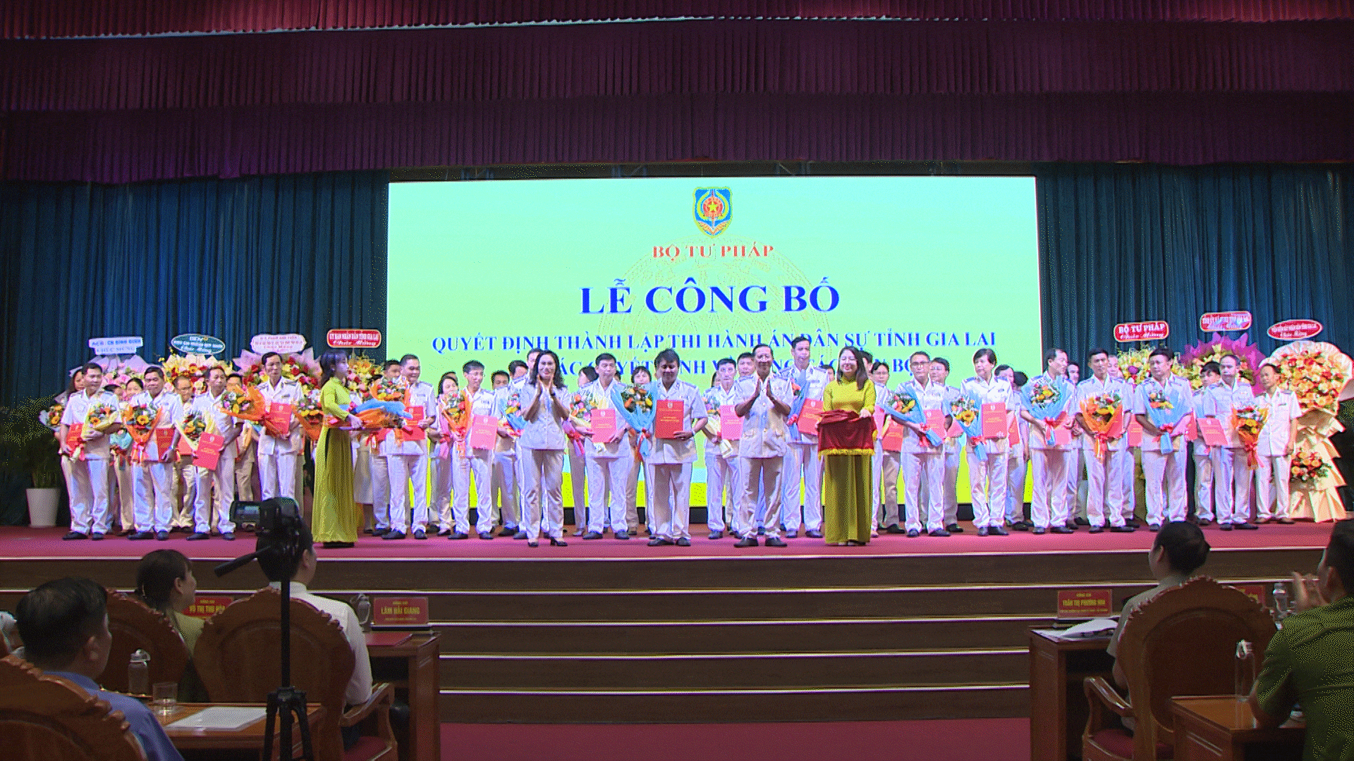 thi-hanh-an-dan-su-tinh-trao-quyet-dinh-bo-nhiem-truong-pho-phong-truc-thuoc.gif