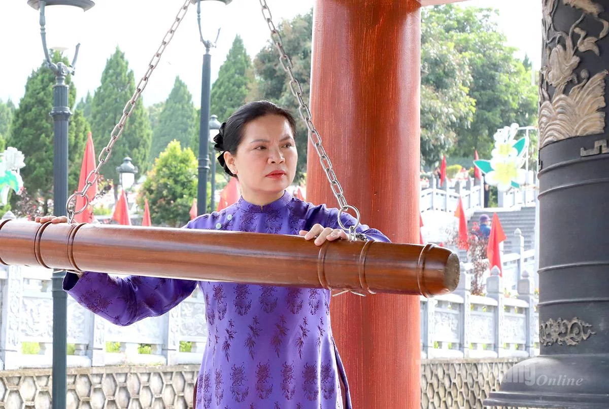 Phó Chủ tịch Ủy ban Trung ương MTTQ Việt Nam Hà Thị Nga thỉnh chuông tại Đền thờ Bác Hồ và các anh hùng liệt sĩ trong khuôn viên Nghĩa trang liệt sĩ Quốc gia Vị Xuyên