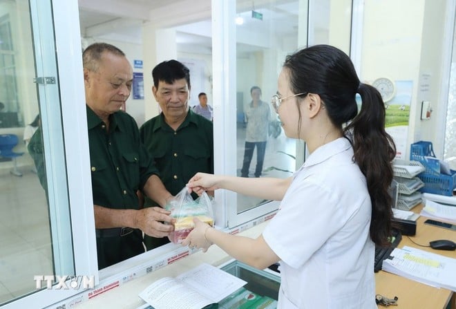 Cấp phát thuốc miễn phí cho nạn nhân nhiễm chất độc da cam/dioxin. (Ảnh: Anh Tuấn/TTXVN)