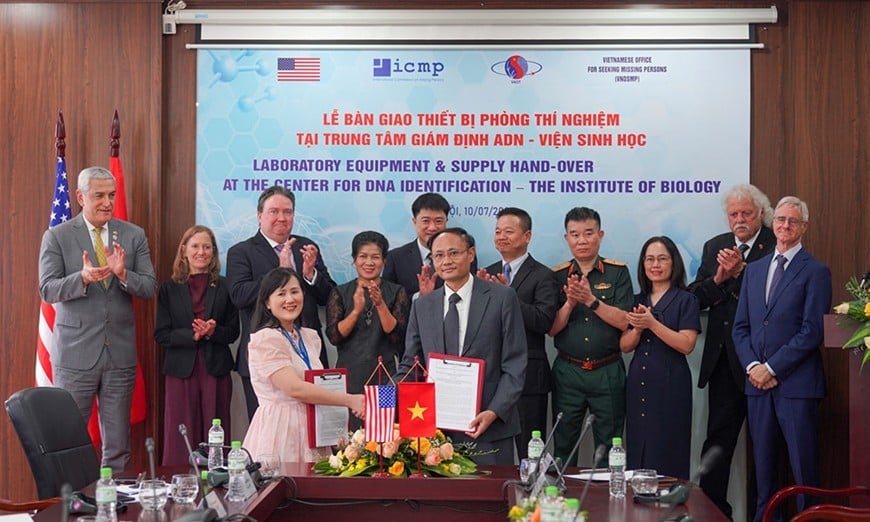 Lễ bàn giao thiết bị phòng thí nghiệm tại Trung tâm Giám định ADN của Viện Hàn lâm Khoa học và Công nghệ Việt Nam (VAST) do Chính phủ Hoa Kỳ tài trợ. Ảnh: NGỌC CHÂU 