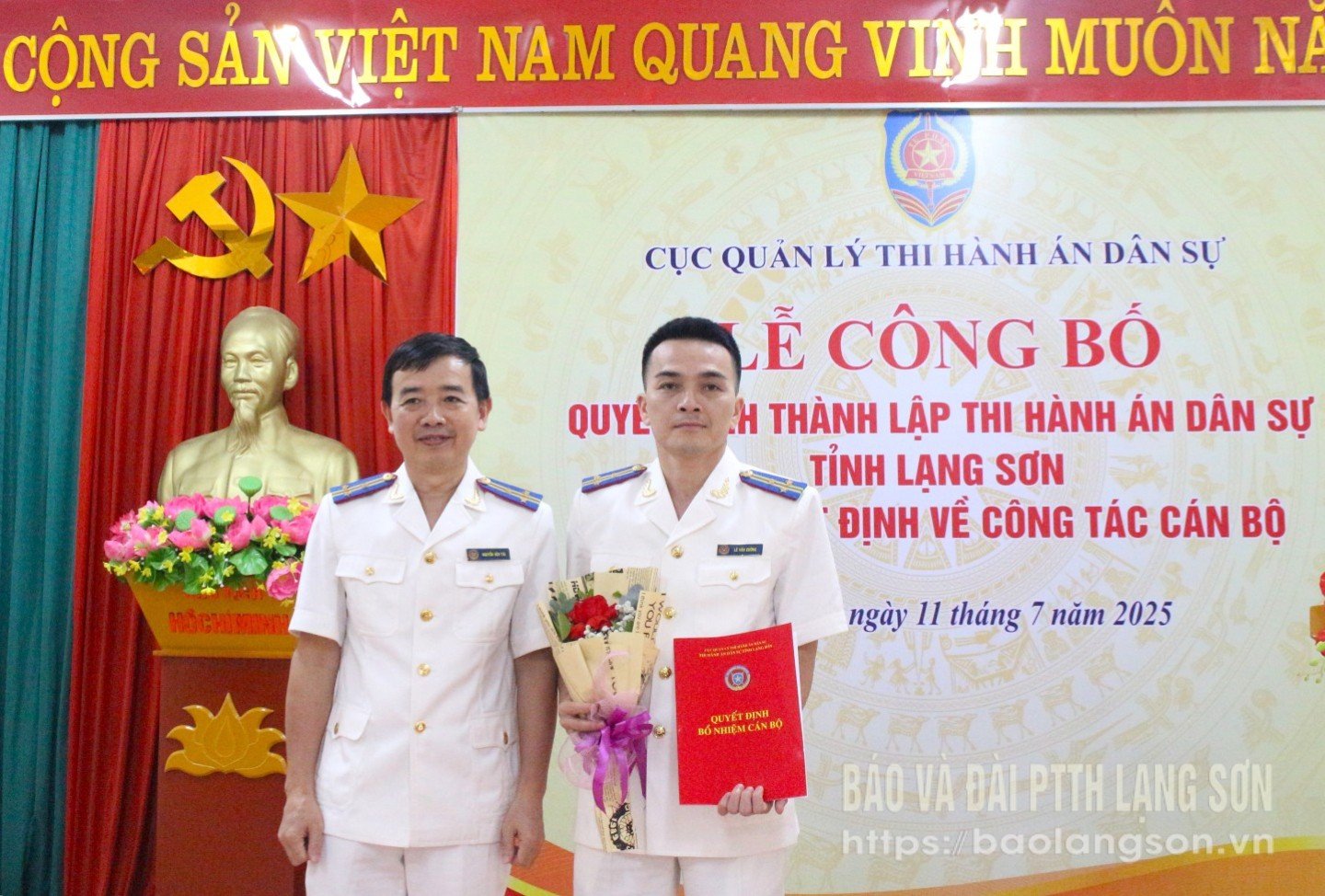Thừa ủy quyền của Bộ trưởng Bộ Tư pháp, Trưởng phòng THADS tỉnh trao quyết định bổ nhiệm Phó Trưởng phòng THADS tỉnh 