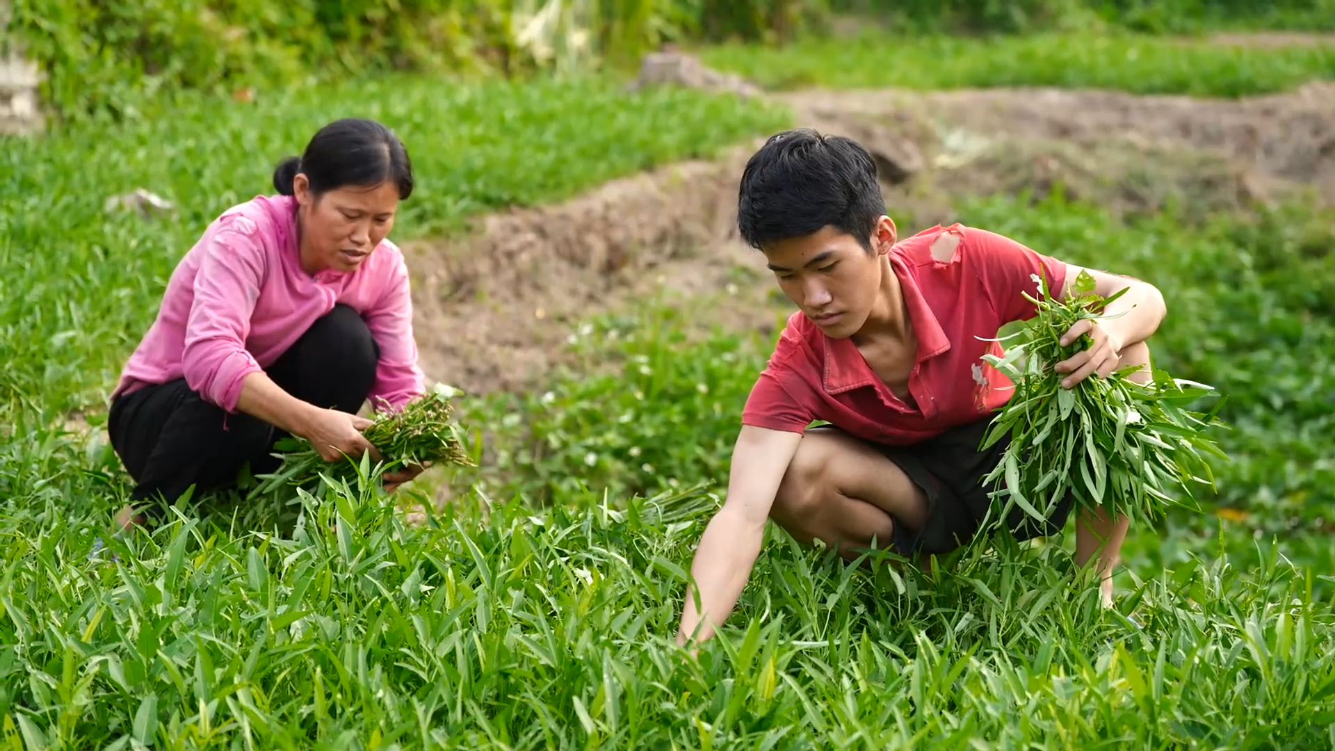 Chính tranh thủ phụ mẹ sau giờ học để san sẻ gánh nặng với người mẹ đau yếu.