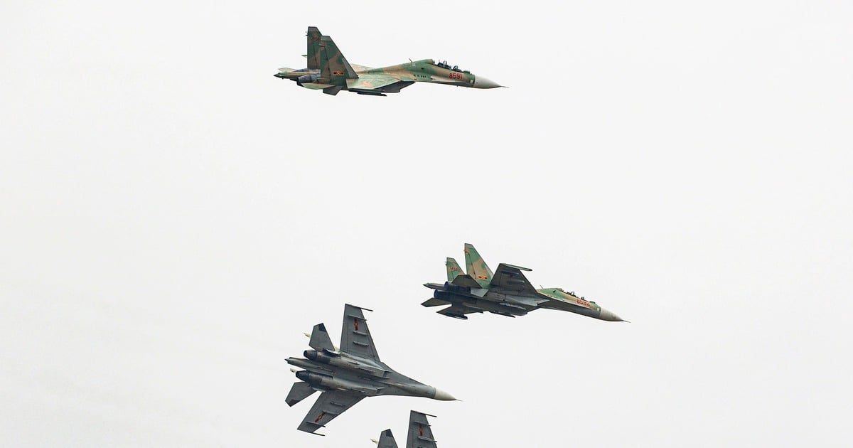 30 aircraft participate in the A80 parade mission
