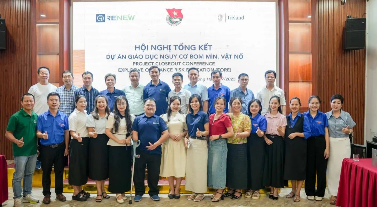 Các đại biểu tham dự Hội nghị tổng kết Dự án Giáo dục nguy cơ bom mìn, vật nổ giai đoạn 08/2024 - 07/2025 chụp ảnh lưu niệm. (Ảnh: RENEW)