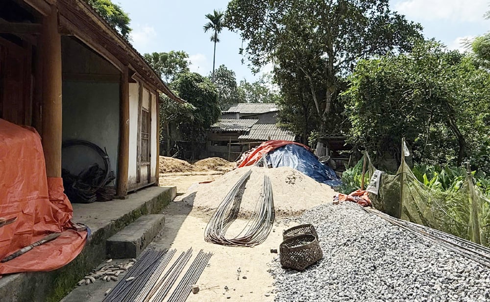 Gia đình bà Lục Thị Huệ (là cựu thanh niên xung phong, ở xã Chợ Mới) chuẩn bị xây dựng căn nhà mới.