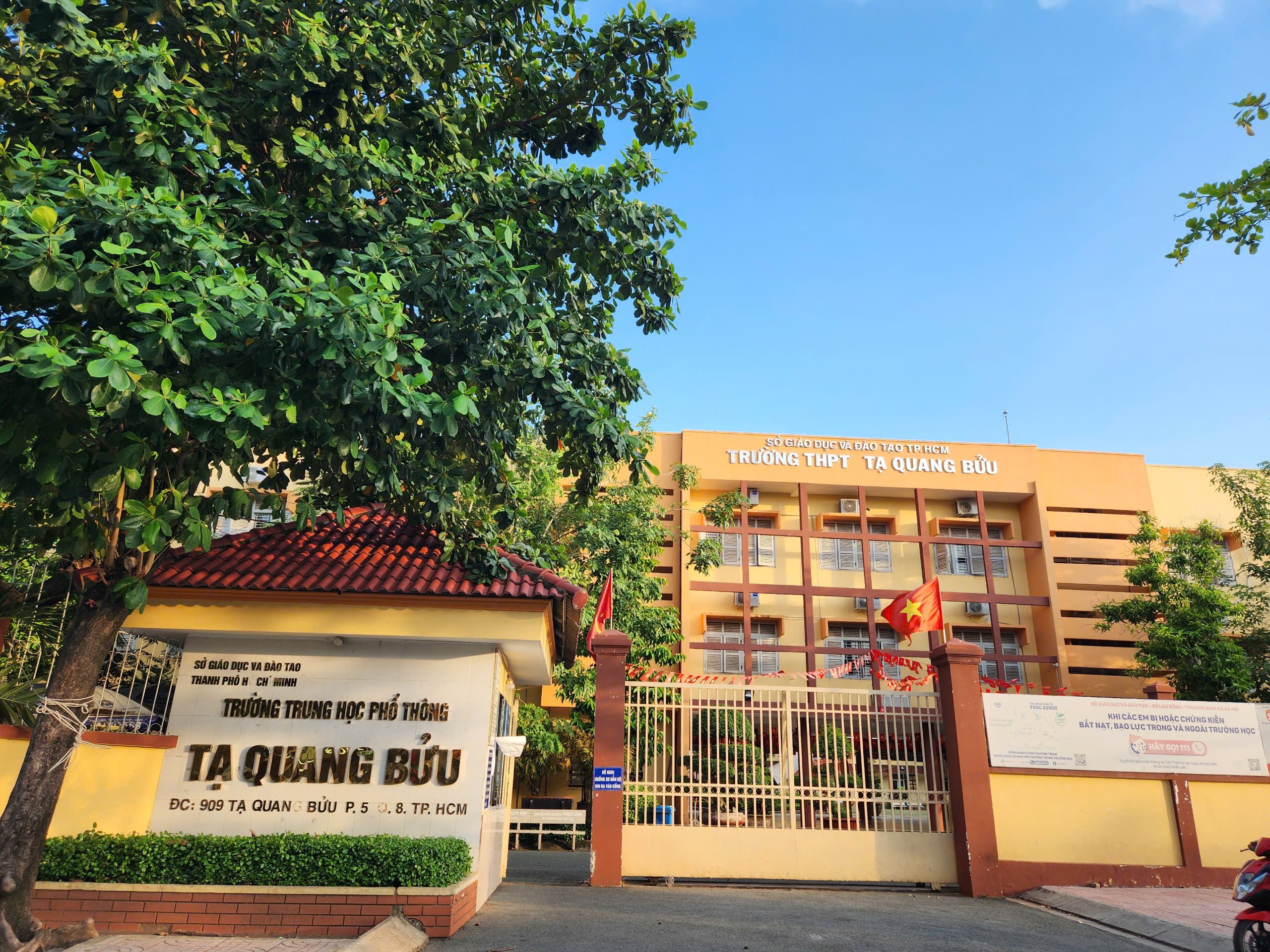 TP.HCM sau sáp nhập: Biển tên trường học 'thay áo mới', cập nhật phường, xã - Ảnh 11.