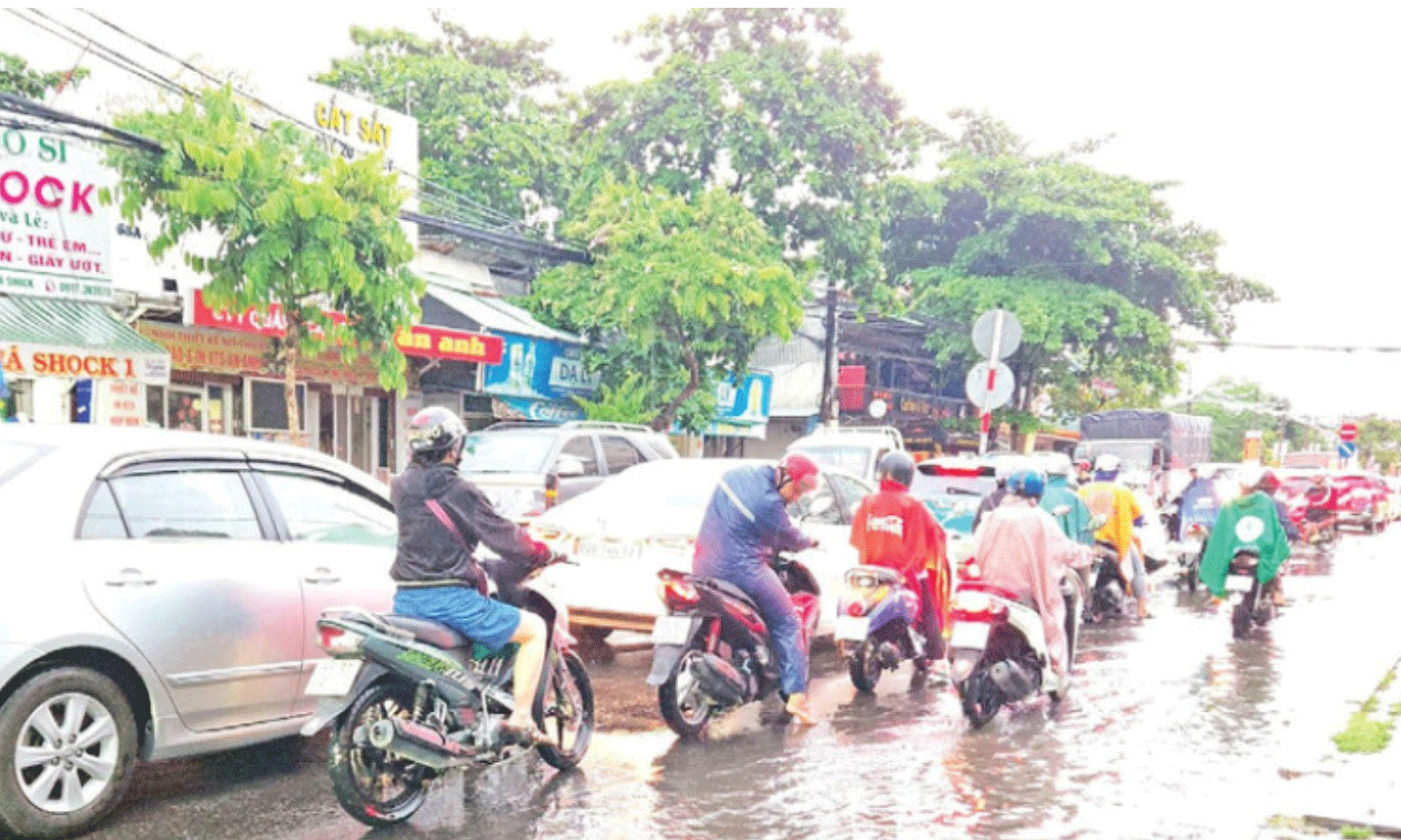 ផ្លូវជាតិលេខ 91 ឆ្លងកាត់ទីក្រុង Can Tho ជារឿយៗត្រូវបានជន់លិចបន្ទាប់ពីមានភ្លៀងធ្លាក់ខ្លាំង។ (រូបថត៖ កាសែត Nhan Dan)