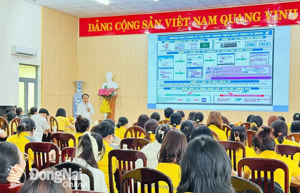 Các nhân viên bưu điện tham gia tập huấn trực tiếp tại điểm cầu Bưu điện tỉnh. Ảnh: CTV