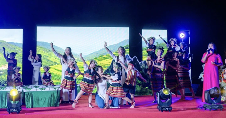 Xã Ba Lòng: Giao lưu văn nghệ quần chúng và tặng quà cho gia đình chính sách, học sinh có hoàn cảnh khó khăn