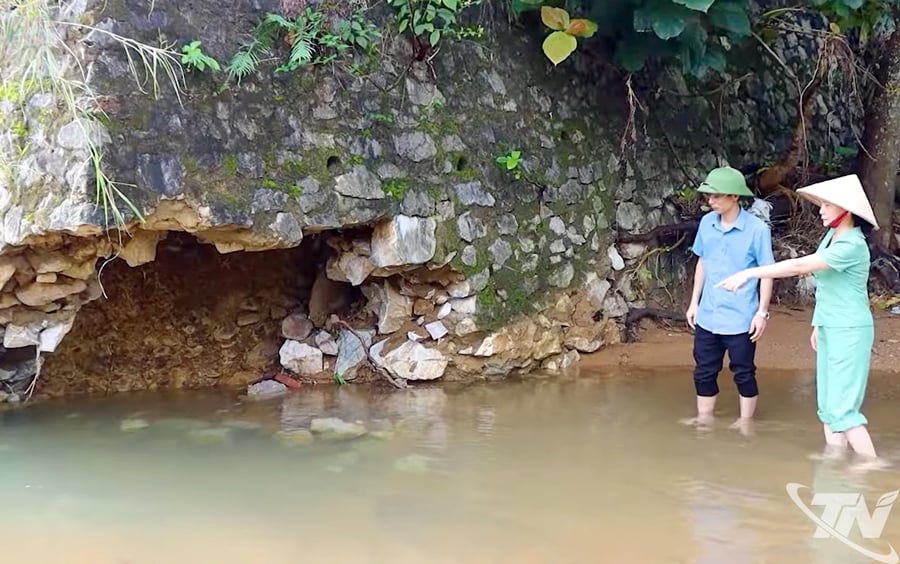 Đại diện xã Võ Nhai và Trường Phổ thông Dân tộc nội trú THCS Nguyễn Bỉnh Khiêm kiểm tra khu vực sạt lở.