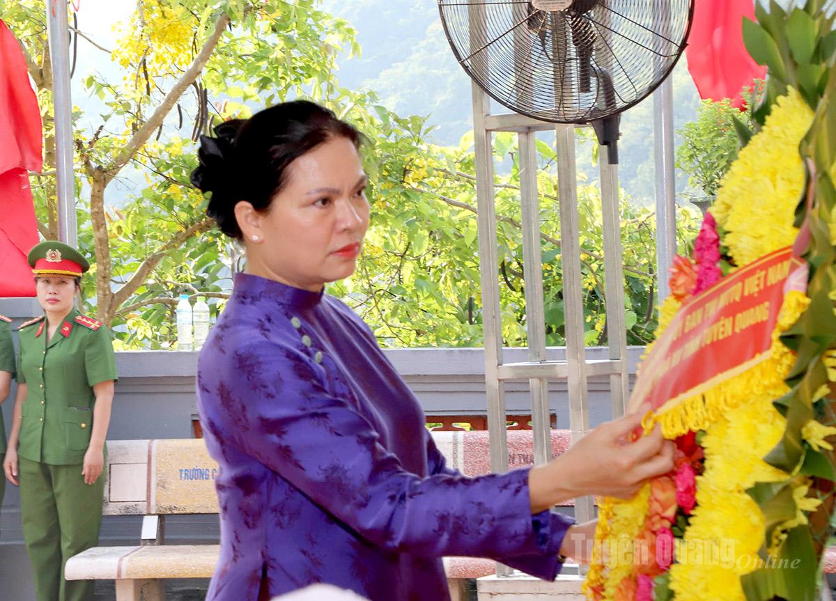 Phó Chủ tịch Ủy ban Trung ương MTTQ Việt Nam Hà Thị Nga chỉnh hoa viếng các Anh hùng liệt sĩ tại Nghĩa trang liệt sĩ Quốc gia Vị Xuyên.