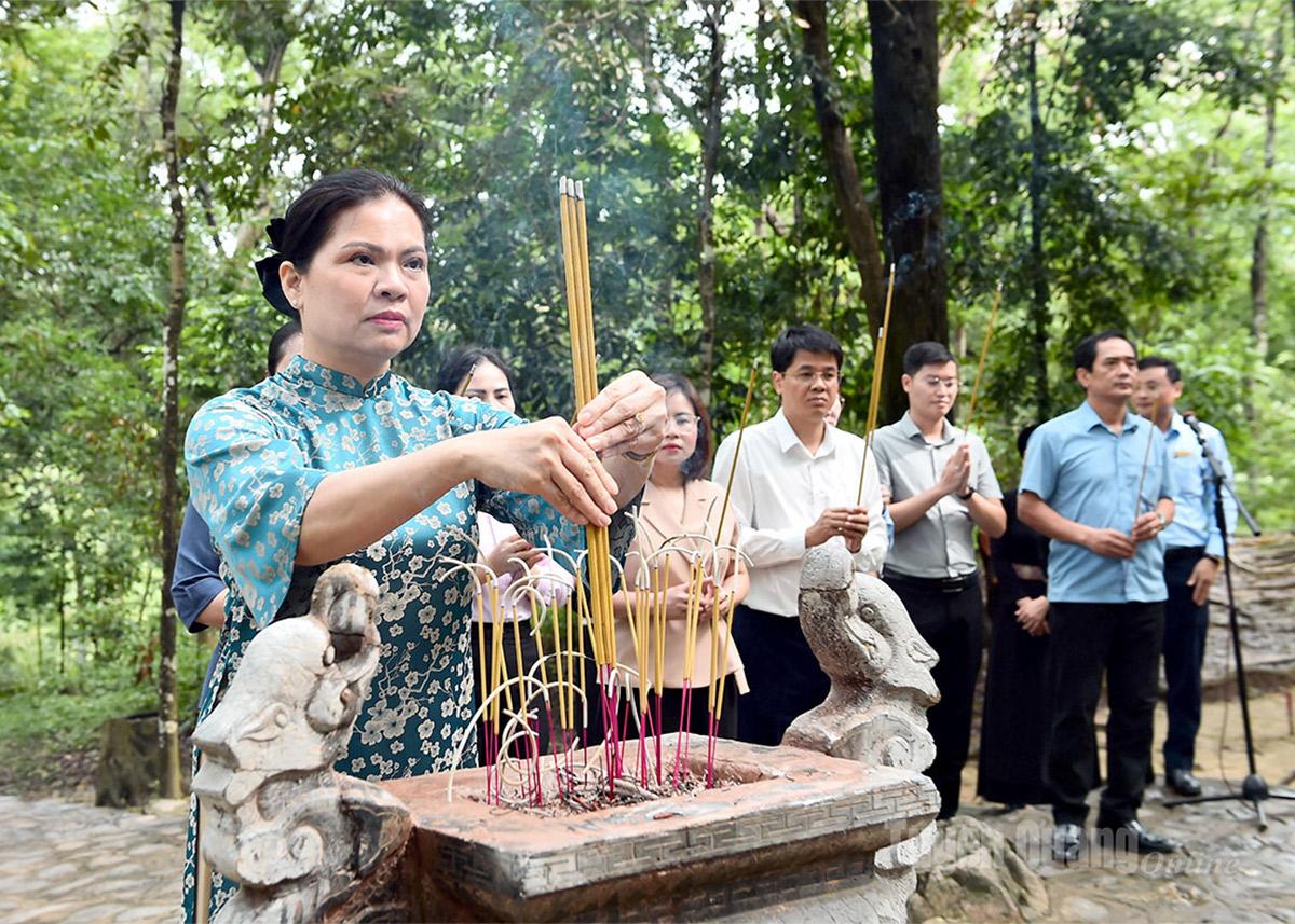 La camarada Ha Thi Nga, vicepresidenta del Comité Central del Frente de la Patria de Vietnam, ofreció incienso en el sitio de reliquias nacionales especiales de Tan Trao.