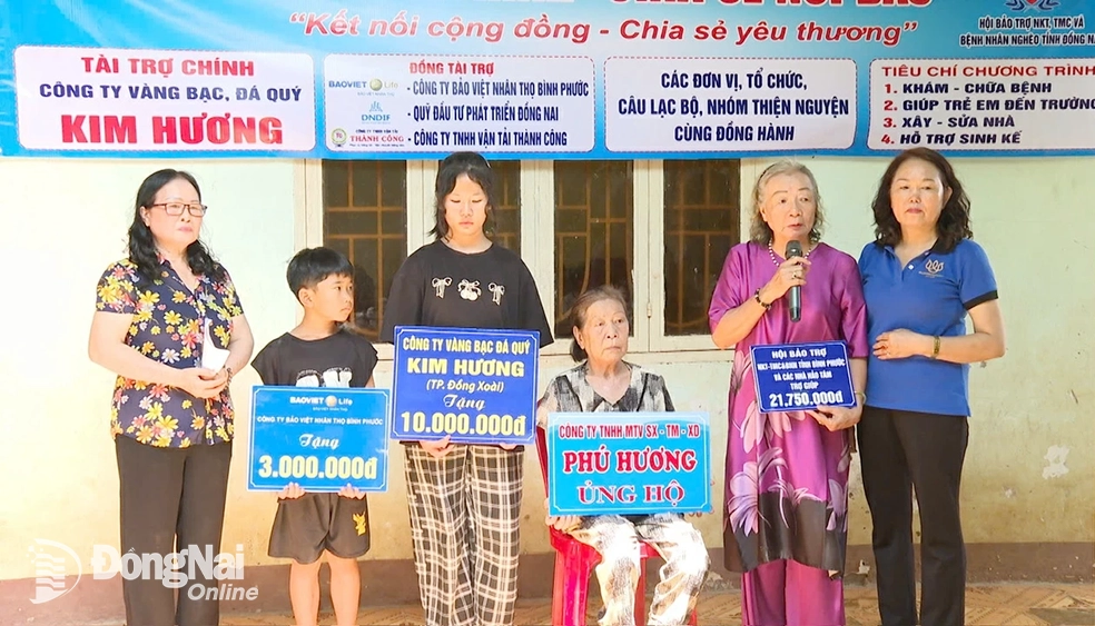Ban tổ chức và các nhà hảo tâm cùng chia sẻ với gia đình bà Hoàng. Ảnh: Phú Quý