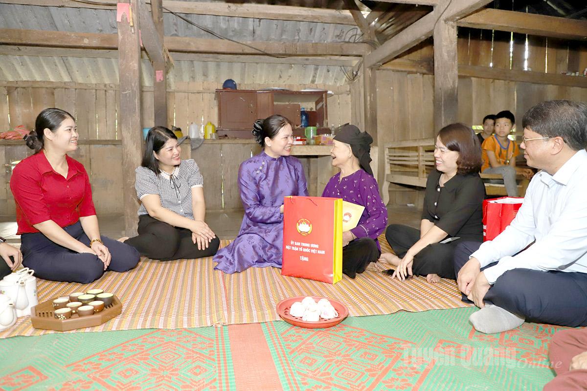 Phó Chủ tịch Ủy ban Trung ương MTTQ Việt Nam Hà Thị Nga tặng quà Mẹ liệt sĩ Lý Thị Xoa, thôn Nà Toong, xã Thanh Thủy.