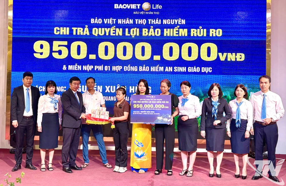 Đại diện Công ty Bảo Việt Nhân thọ Thái Nguyên tổ chức chi trả quyền lợi bảo hiểm cho gia đình anh Nguyễn Xuân Hùng.