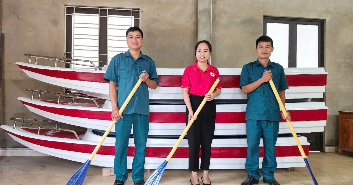 ឃុំ Bao Yen និង Phuc Khanh ទទួលបានទូកសង្គ្រោះចំនួន ៦ គ្រឿង ដើម្បីបម្រើការងារបង្ការគ្រោះធម្មជាតិ