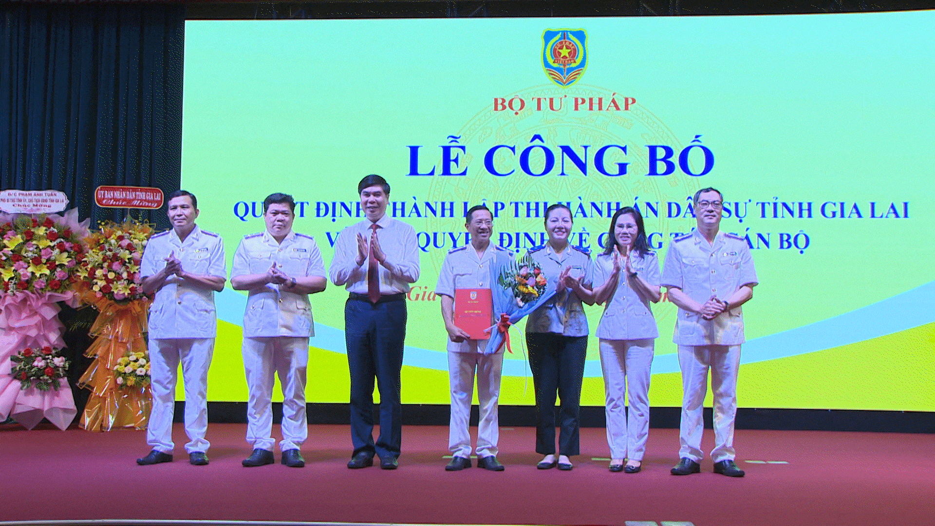 ong-nguyen-xuan-honggiuanhan-quyet-dinh-bo-nhiem-truong-thi-hanh-an-dan-su-tinh-gia-lai.gif