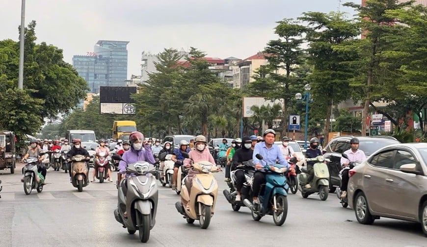 Xe mô tô, xe gắn máy vẫn là phương tiện tham gia giao thông chủ yếu của người dân. Trong ảnh: Các phương tiện lưu thông trên đường Hoàng Quốc Việt, phường Nghĩa Đô, TP Hà Nội.