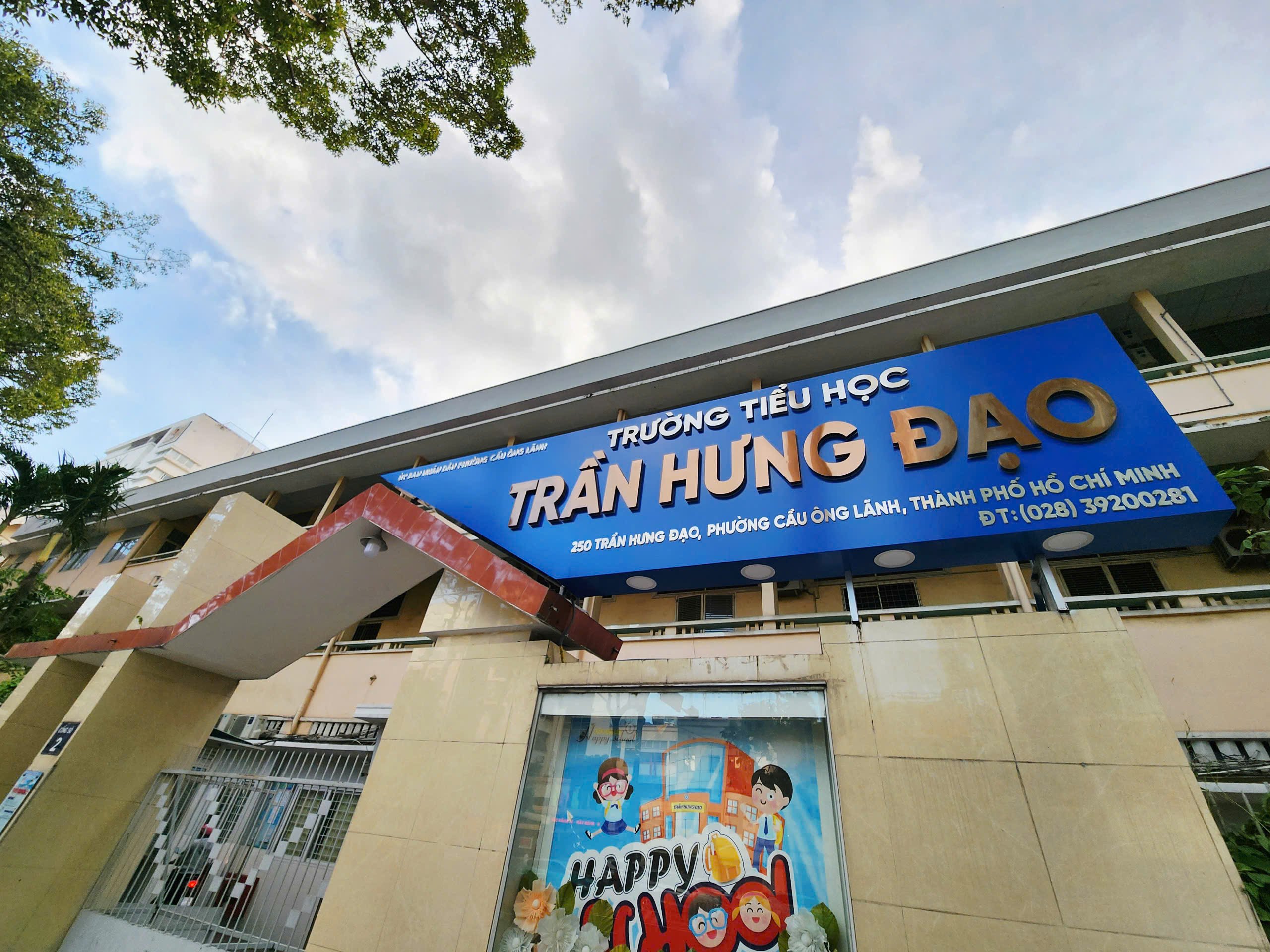 TP.HCM sau sáp nhập: Biển tên trường học 'thay áo mới', cập nhật phường, xã - Ảnh 1.