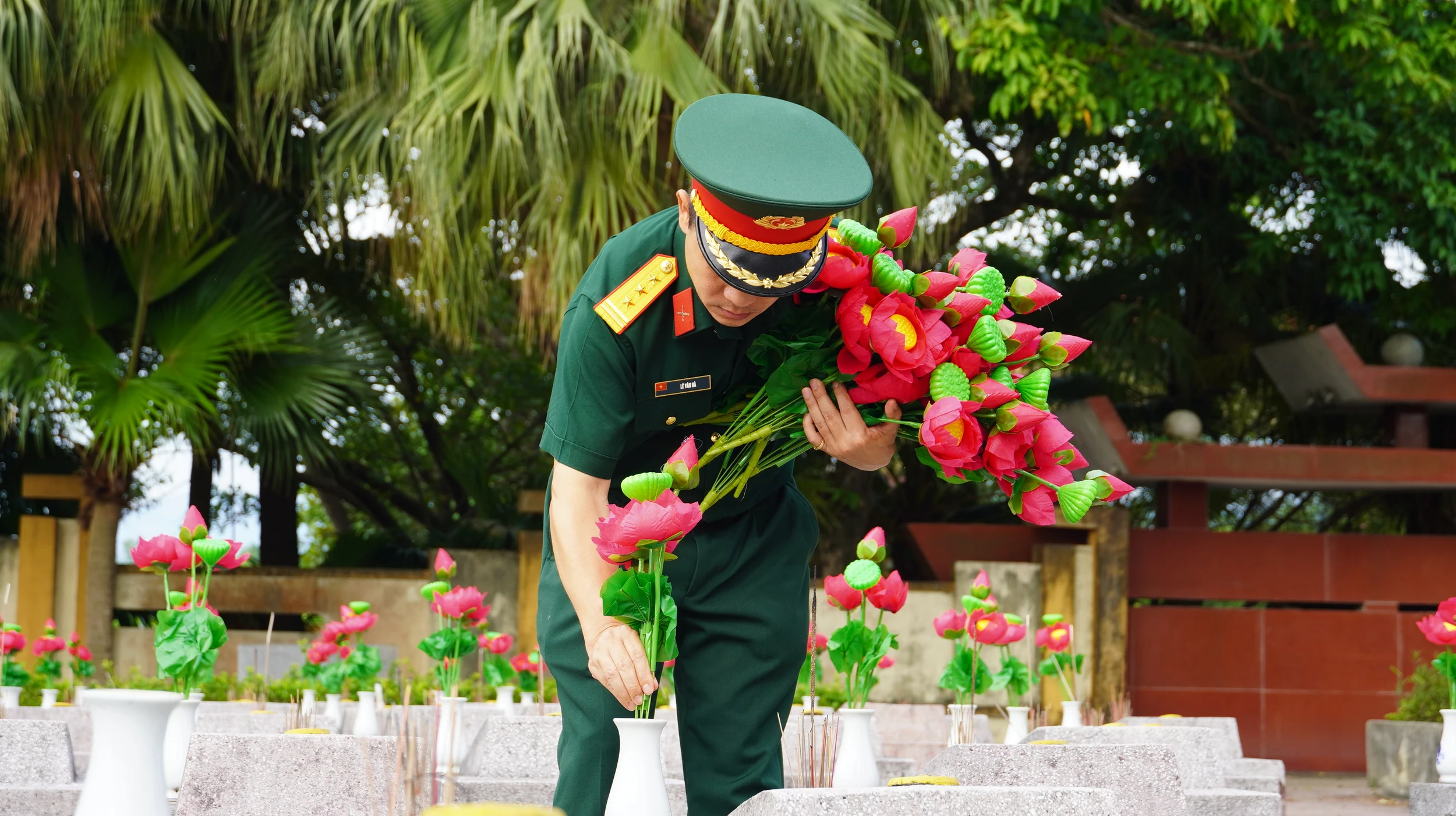 Tuổi trẻ Quảng Trị thay mới hơn 9.000 bông hoa ở phần mộ liệt sĩ
