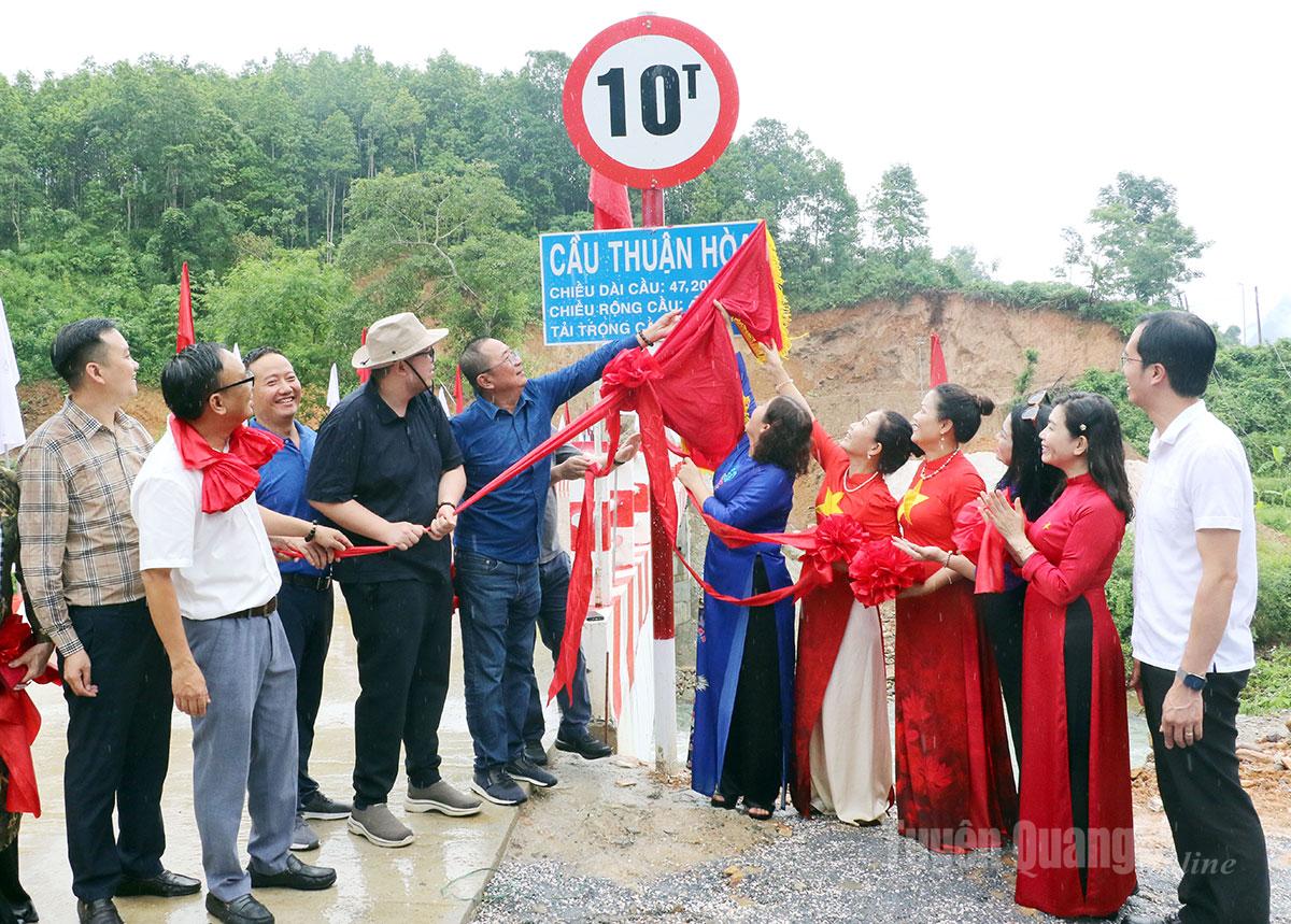 Các đại biểu biểu kéo băng khánh thành cầu.